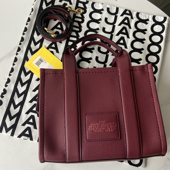 Marc Jacobs Logo Print Tote Bag In Red - Picture 2 of 10